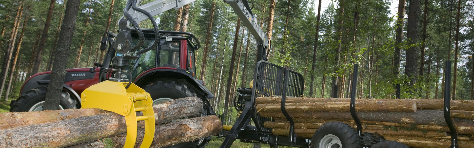 Forsttraktor mit Kesla Kran und beladenem Rückeanhänger